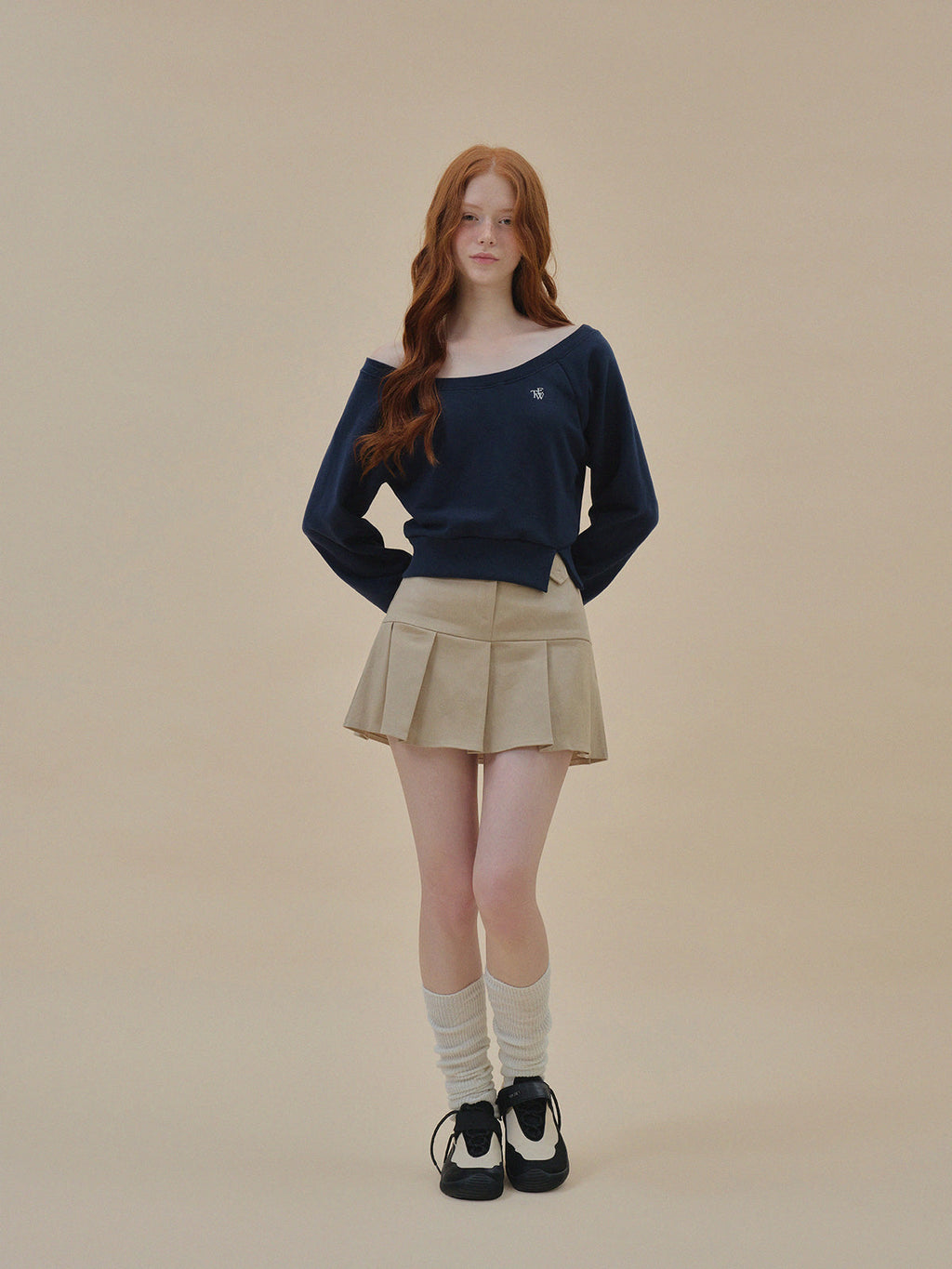 [TWEE] Nezen Embroidered One-Shoulder Long Sleeve Sweatshirt